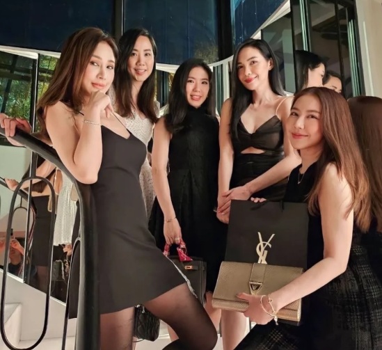 Thai women in Bangkok - meeting and dating guide
