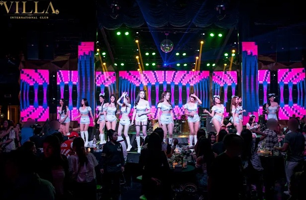 BOOZE Club Bangkok - Indoor pool VIP room