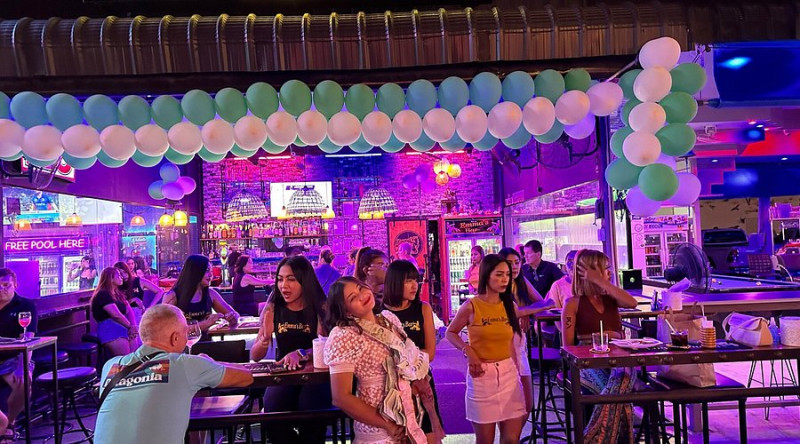 Pattaya Beer Bar atmosphere at night