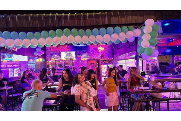 Pattaya Beer Bar atmosphere at night
